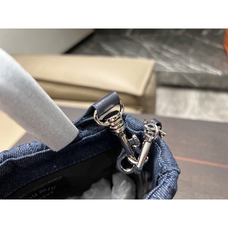 Túi đeo chéo nữ Miu Miu cao cấp dây đeo bản to chất liệu bên ngoài là vải jeans cao cấp