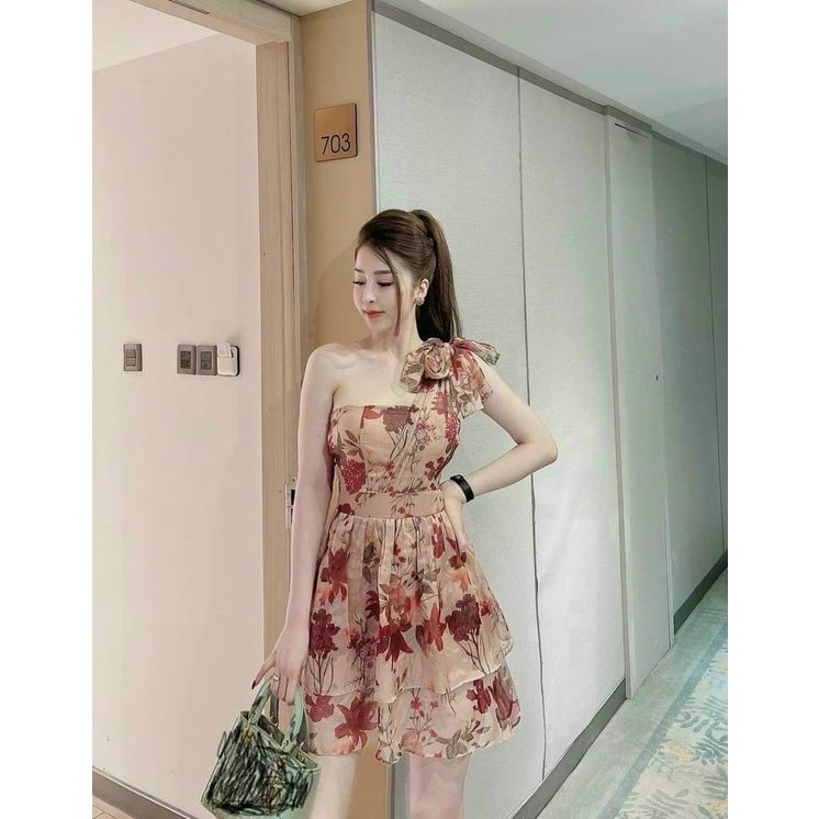 đầm hoa xòe, dây cột một bên vai, chất voan hoa hai lớp trẻ trung, cá tính