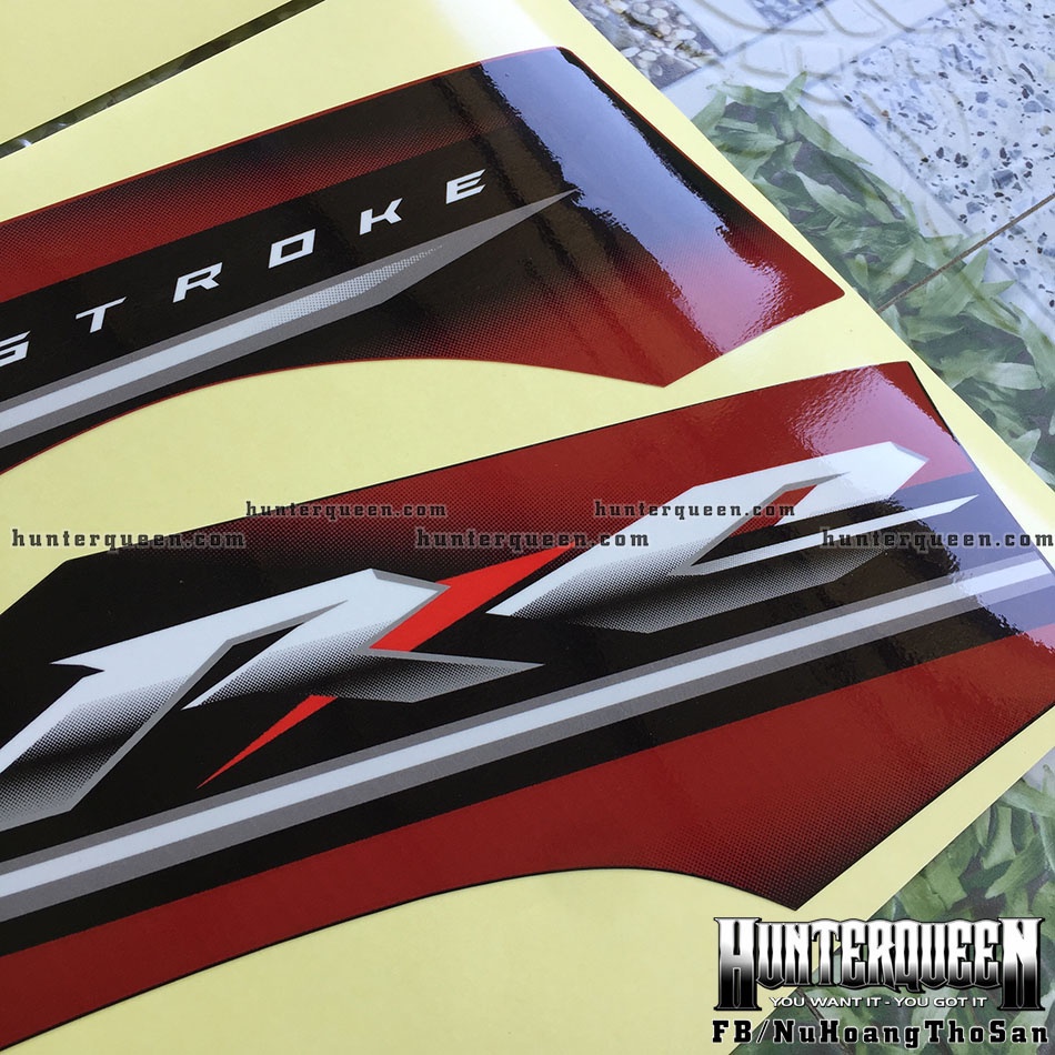 Tem in UV cao cấp. Tem xe Sirius RC đỏ đen. Sắc nét tuyệt đối, chuẩn từng chi tiết. Chống phai màu