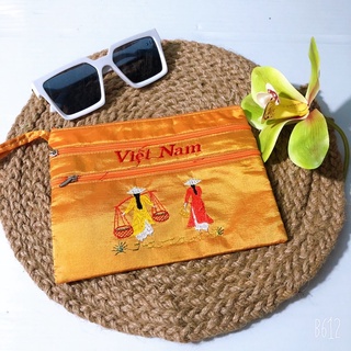 Ví mỹ phẩm lụa thêu cô gái