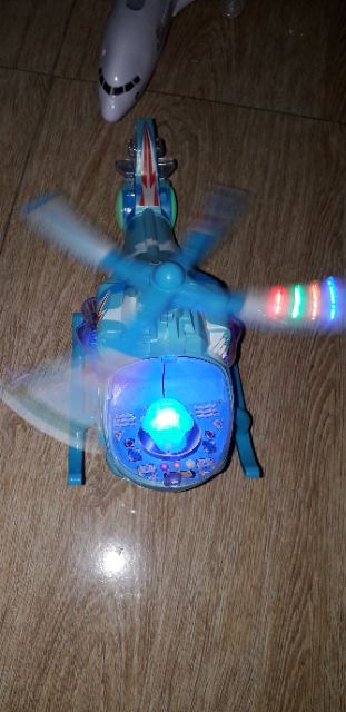 Chiếc máy bay trực thăng có nhạc và đèn Led tặng kèm pin bằng nhựa rất đẹp