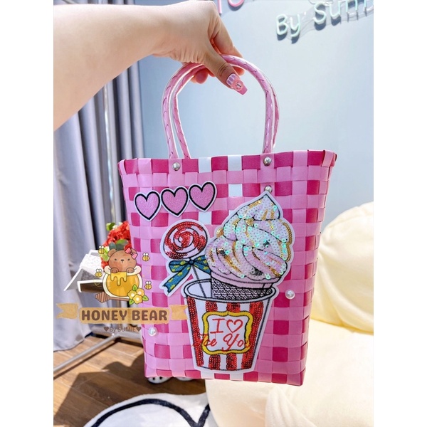 TÚI NHỰA ĐAN GẮN STICKER KEM CÀ REM LẤP LÁNH DỂ THƯƠNG - TÚI ĐI CHƠI - TÚI SIZE LỚN - SP000974