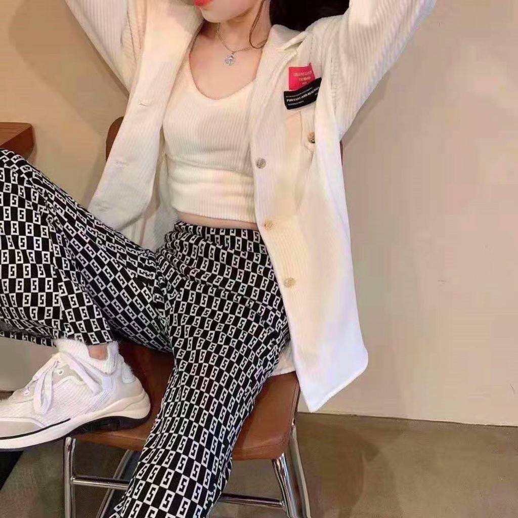 Quần ống rộng họa tiết chữ