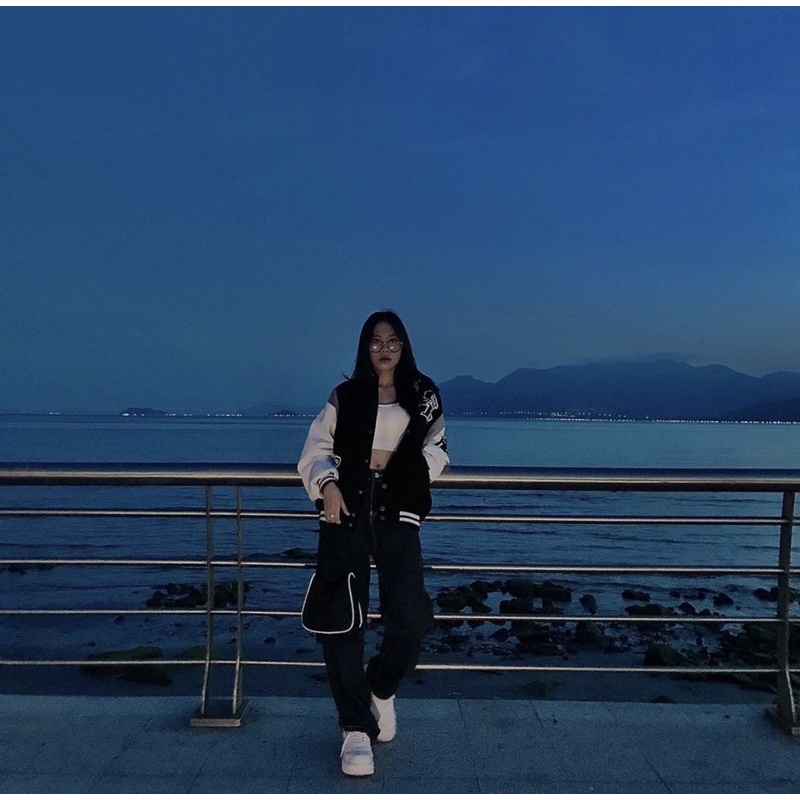 Siêu phẩm áo khoác gió in chữ ngực