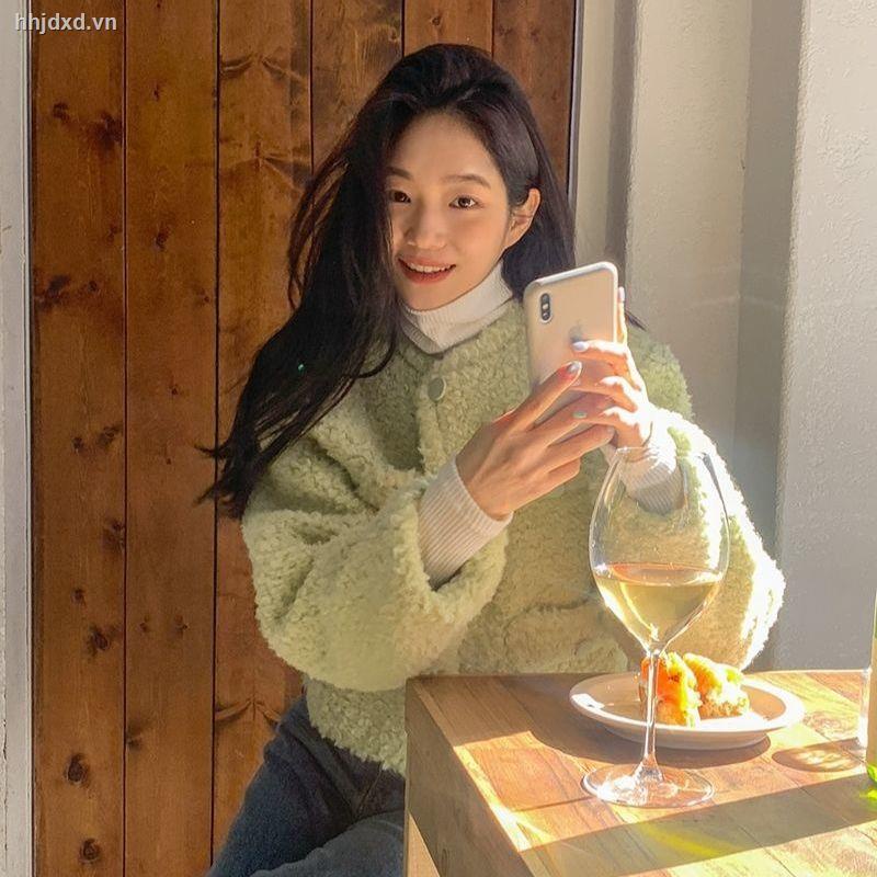 Áo khoác cardigan dáng ngắn rộng size nhỏ phối lông cừu ấm áp kiểu Hàn thời trang thu đông hàng mới 2021 cho bạn nữ