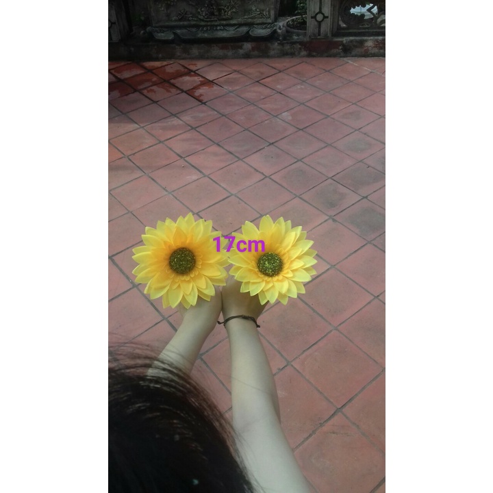 Sỉ 1 đôi hoa múa cài tay mầm non, tiểu học hoa cúc vàng 17cm