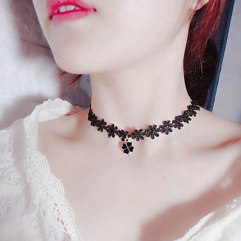 Vòng Cổ Choker Màu Đen Mặt Cỏ Ba Lá