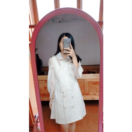 Váy dạ tweed trắng kem kèm áo sơ mi thắt nơ cổ tiểu thư