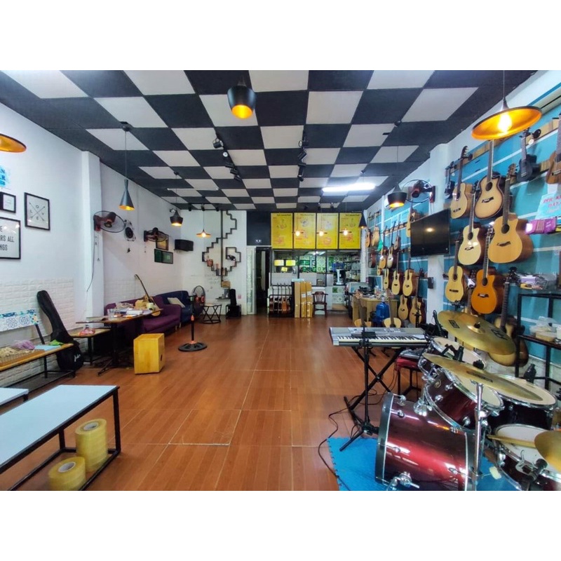 Móc treo guitar dài có thể điều chỉnh hướng xoay của đàn. Giá treo đàn guitar loại dài.