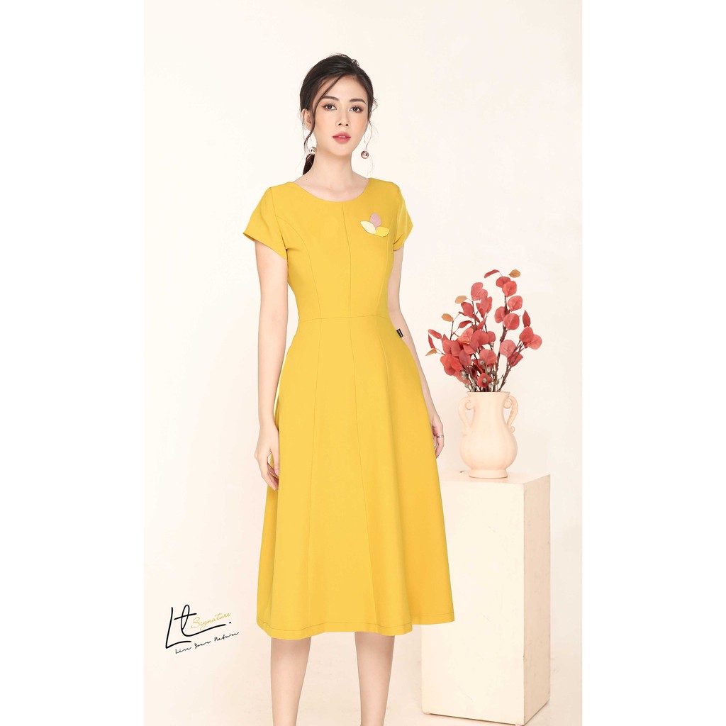 VÁY XOÈ TỐI GIẢN ĐÍNH LÁ 3 MÀU NGỰC TRÁI | BigBuy360 - bigbuy360.vn