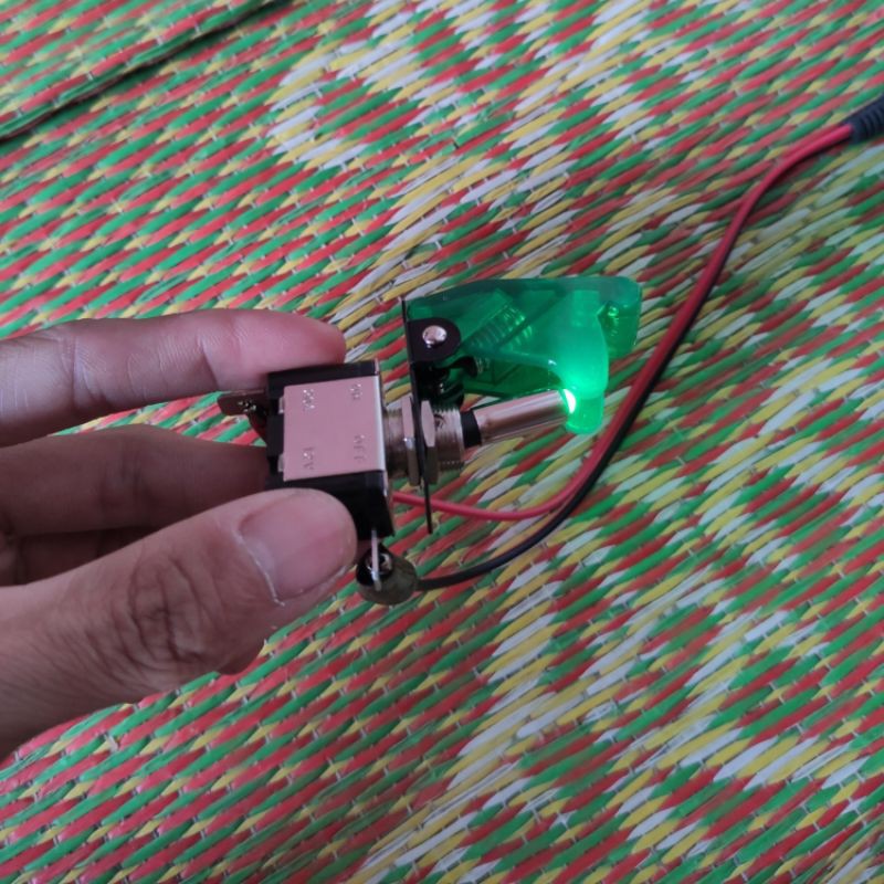 Công tắc gạt có đèn led kèm nắp bảo vệ tiện dụng