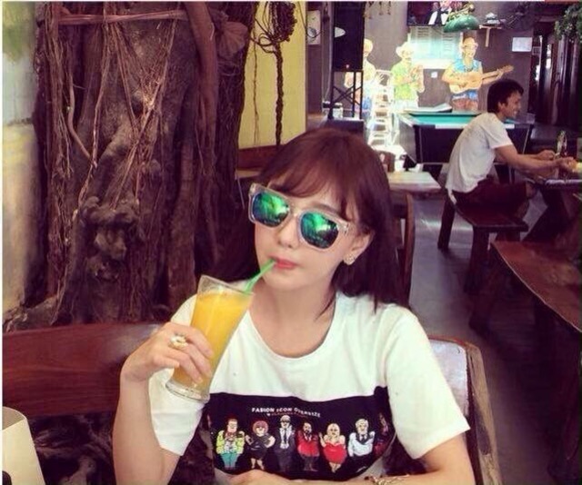 Kính V trong suốt gương bản tO form lớn .