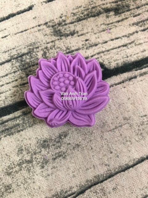 Khuô trung thu lò xo mẫu sen 50 gam