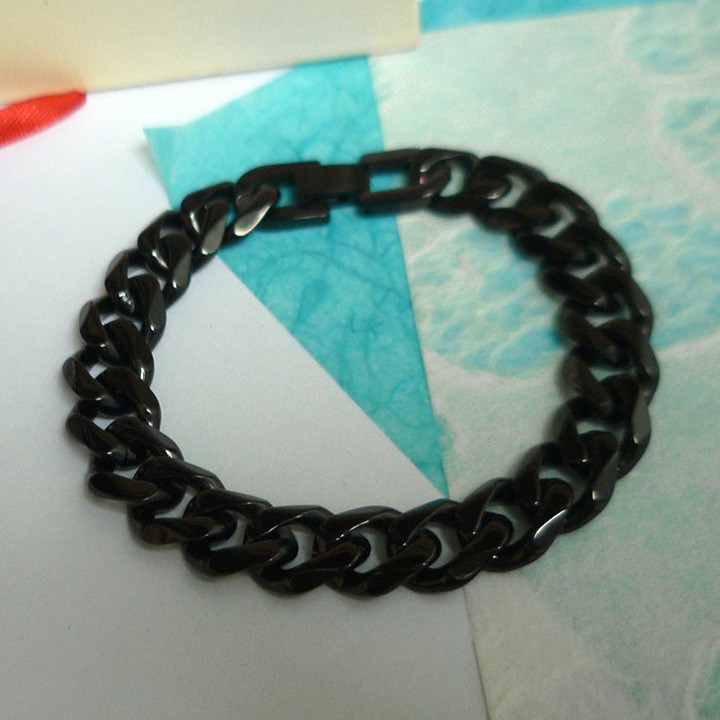 Lắc tay đen nam tính.