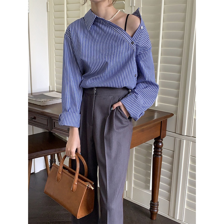 Áo sơ mi nữ lệch vai Chelgy form rộng dài tay công sở kẻ sọc xanh may cách điệu trễ vai CG-SMX04