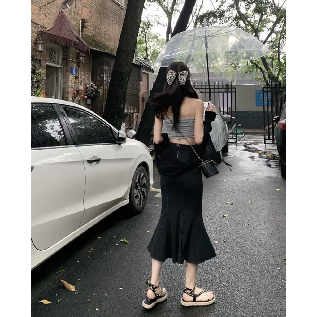 Chân váy denim đuôi cá màu đen lưng cao bó hông thu đông 2021
