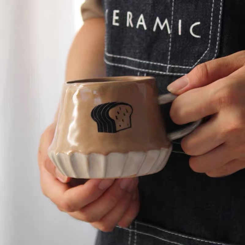 Cốc sứ vẽ thủ công hình ổ bánh mỳ 🍞 kèm thìa (ngẫu nhiên) - bread loaf ceramic mug