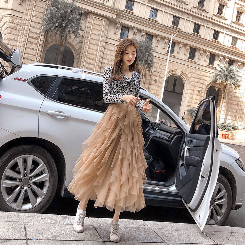 Chân váy dài bằng vải tuyn phong cách thời trang cho nữ