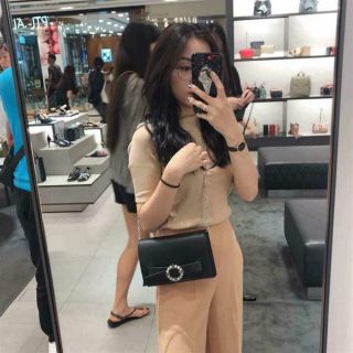Túi xách cnk đính đá,túi thật như hình,có 4 màu,đen ,đỏ, xanh, bạc ,khách có thể xem trước rồi thanh toán ,shipfree ạ...