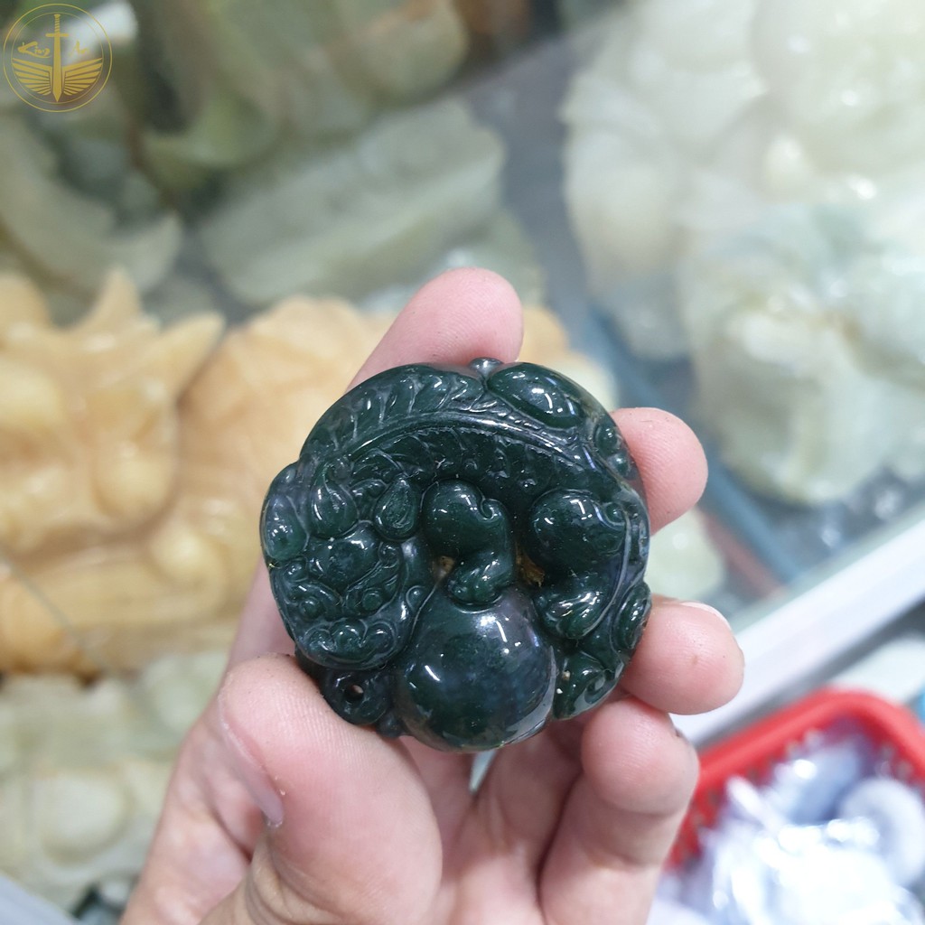 Mặt dây chuyền chạm tỳ hưu đá ngọc thủy tảo