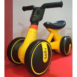 Xe chòi chân nhựa 4 bánh Mi