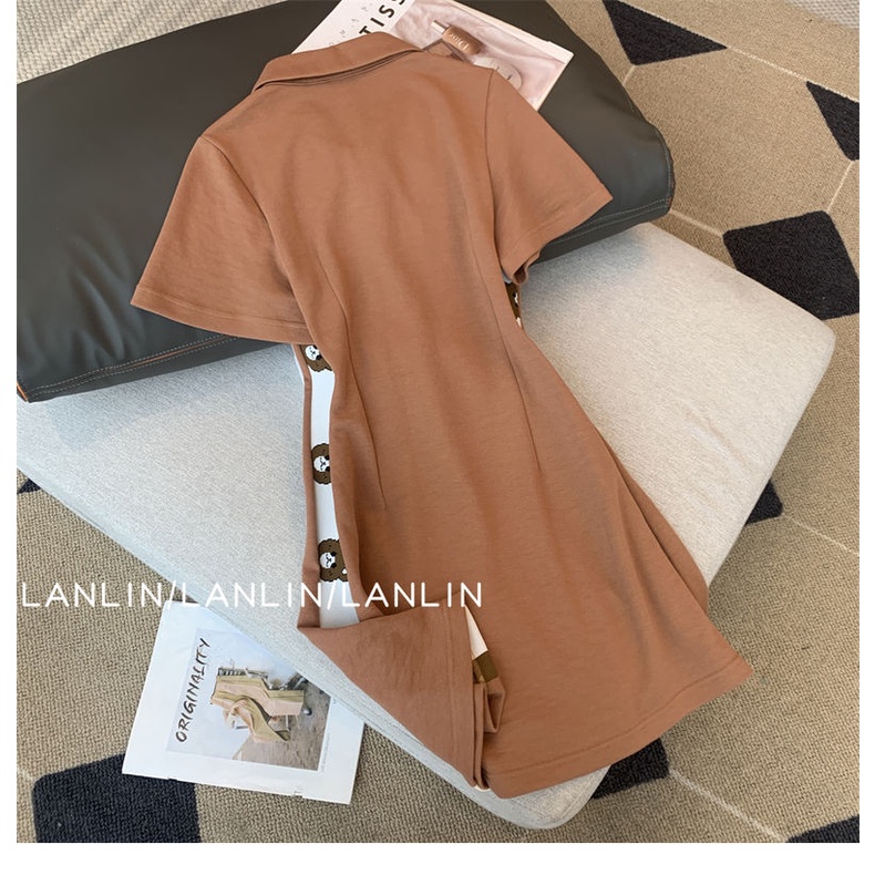 Đầm cổ polo thiết kế đường chạy dọc thân mang vẻ trẻ trung kết hợp cùng màu sắc hoàng gia kiểu Pháp cho nữ