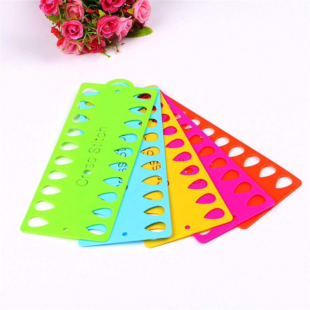 Giá Đỡ Cuộn Chỉ Bằng Nhựa Tiện Dụng