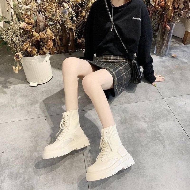 Giày boot cổ chun đế cao 5p, 2 màu kem-đen, form to nên các b lùi 1 size giúp mình nè