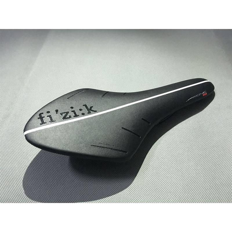 Yên carbon Fizik Arion gọng carbon sọc dài