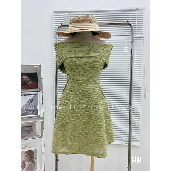 Váy trễ vai sóng