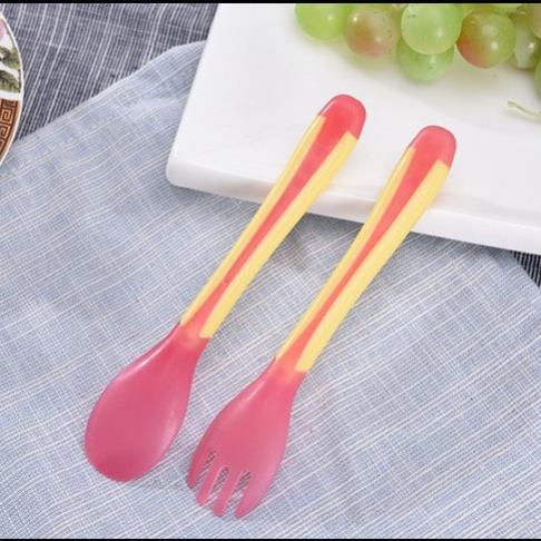 Thìa nĩa ăn dặm báo nóng an toàn cho bé