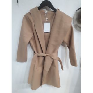 1 áo dạ, 1 áo len và 1 quần tất