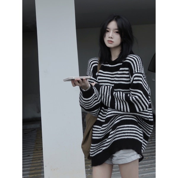 Áo len form rộng họa tiết kẻ sọc phong cách retro