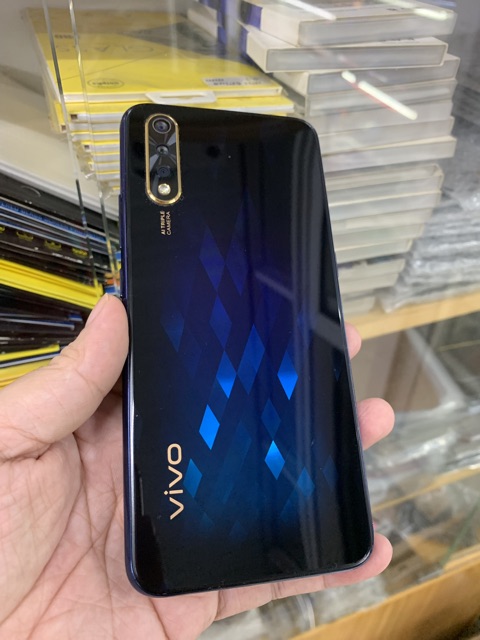 ViVo S1. Máy đẹp màu xanh đen, lưng 3d. Baoe hành hãng còn tầm 7-8 tháng. Ram 6g + bộ nhớ 128g, vân tay + nhận diện mặt