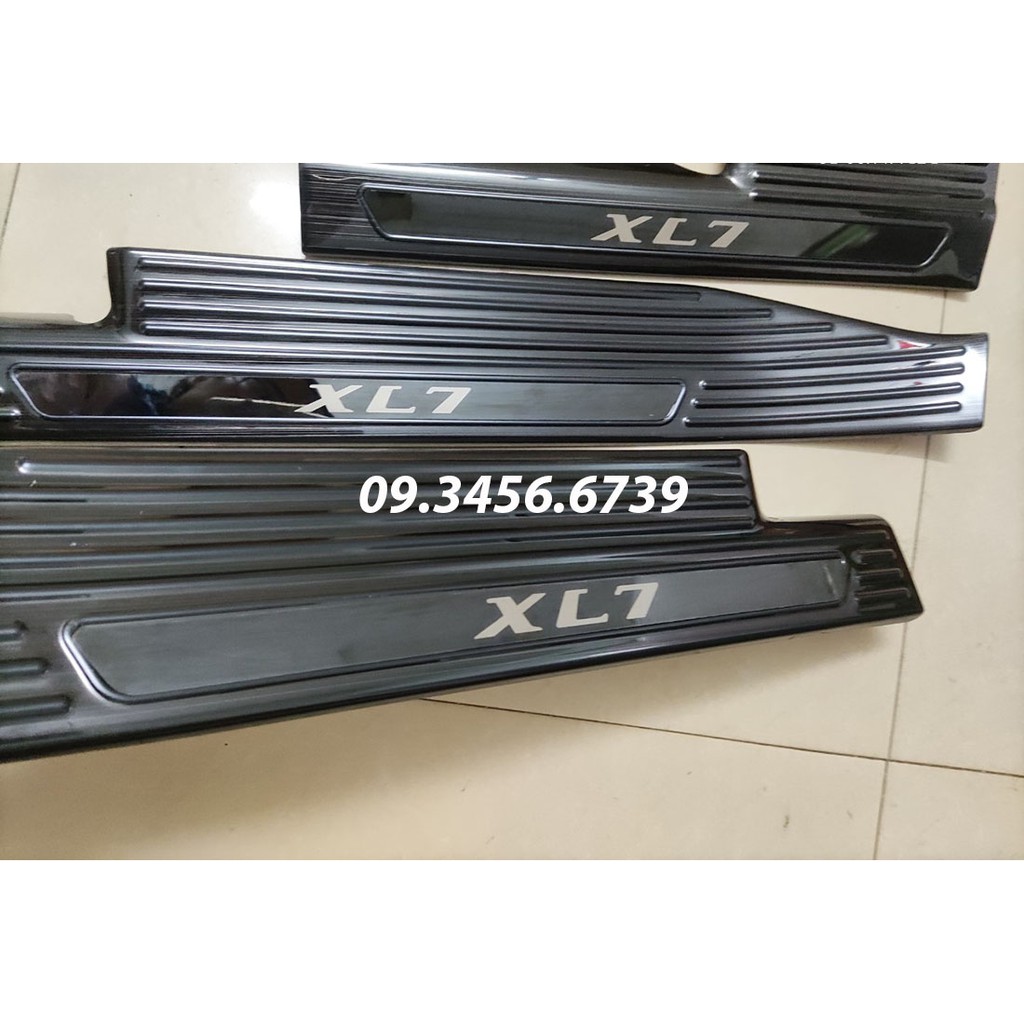 Ốp Bậc Cửa Xe Suzuki XL7  2019 2020 2021 2022 2023 mẫu Titan