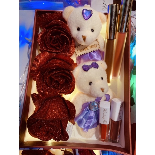 HỘP QUÀ TẶNG 20/10  SINH NHẬT LỄ KỶ NIỆM SANG TRỌNG CHO NGƯỜI YÊU COMBO GẤU BÔNG HOA HỒNG KIM TUYẾN LẤP LÁNH SON MÔI