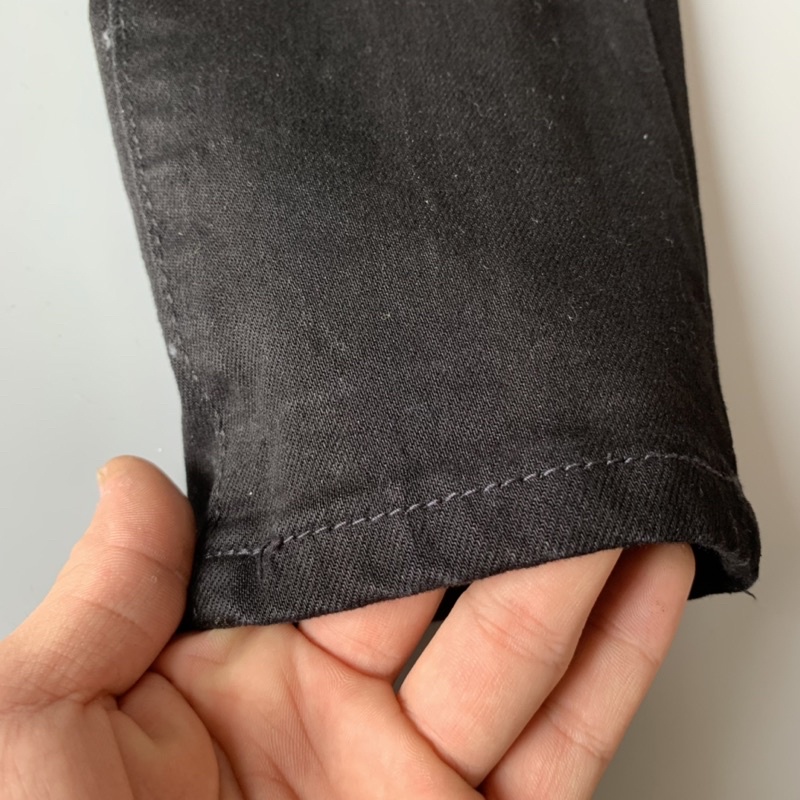 Quần jean bò nam Amiri slimfit thêu khoá zip đùi gối phối rách wash xám vuông 1 bên streetwear QJ16P