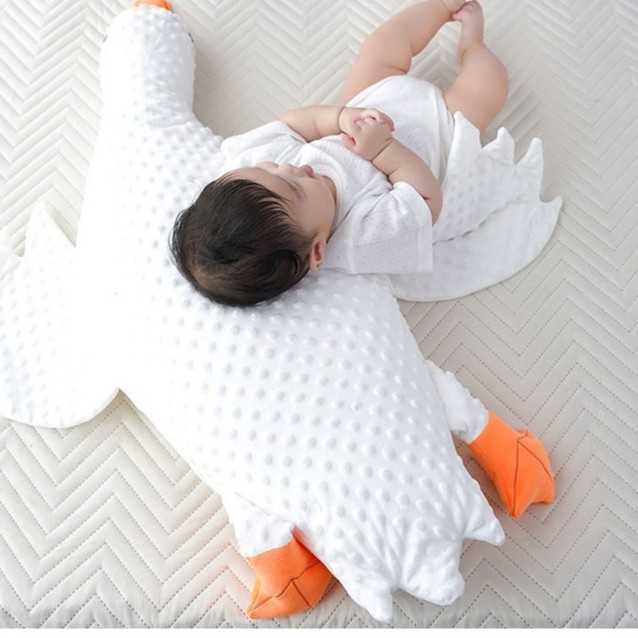 Gối vịt trắng nằm sấp chống đầy hơi cho bé size to nhất 97cm Tutimommy