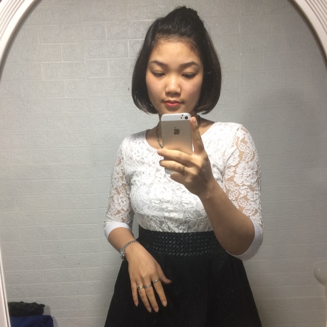 Đầm trắng ren xoè