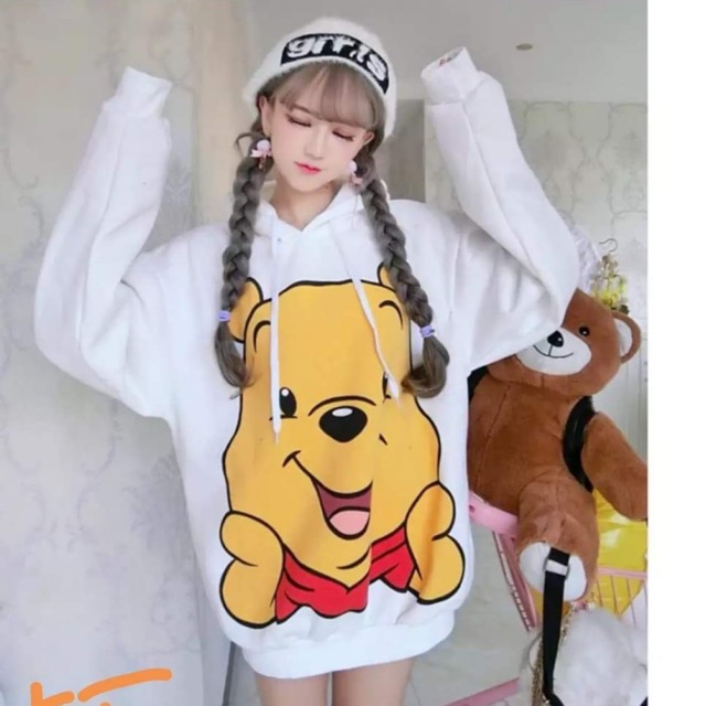 Áo hoodie in gấu vàng cổ đỏ KTH0919