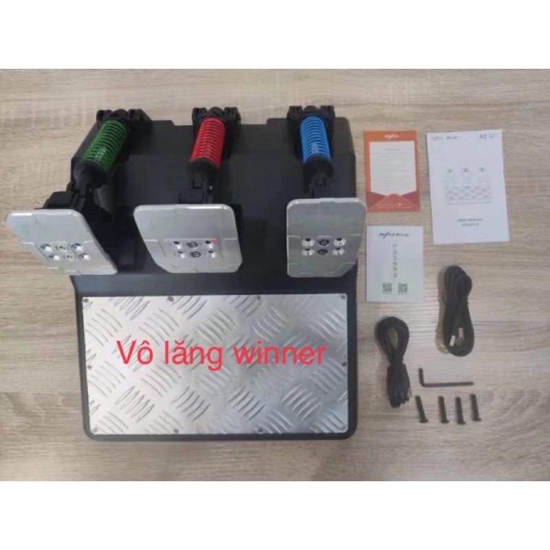 Bộ vô lăng chơi game đua xe PXN V10. bao gồm bàn đạp và cần số.
