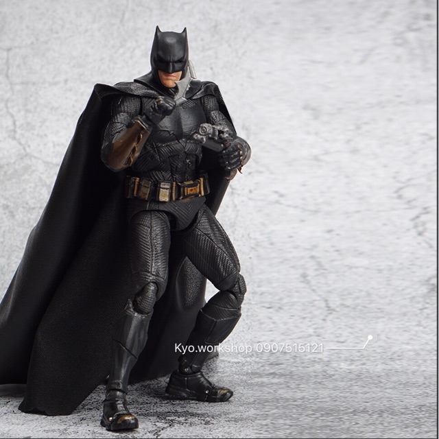 Mô hình Action Figure MAFEX Batman Justice League No.056 có giá đỡ