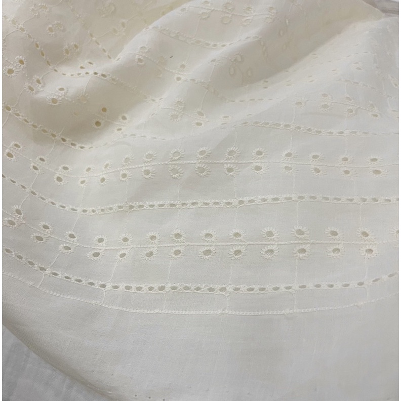 Vải Boi Cotton Thêu Đục Lỗ Hoạ Tiết Mềm Rũ Khổ 1m40