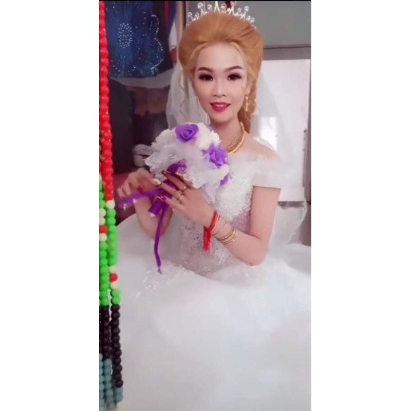 hoa sáp cầm tay cô dâu