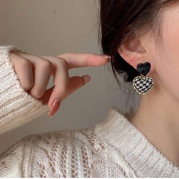 Khuyên tai thanh lịch có hình trái tim phong cách retro