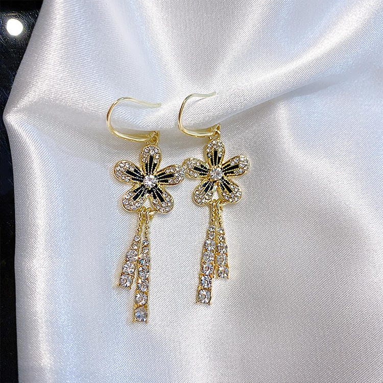 Đôi bông tai đính kim cương giả mặt hình hoa dáng dài sáng bóng