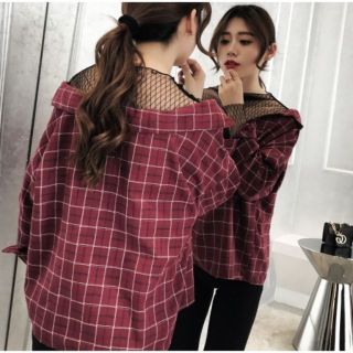 Sơmi trễ vai kèm áo lưới.