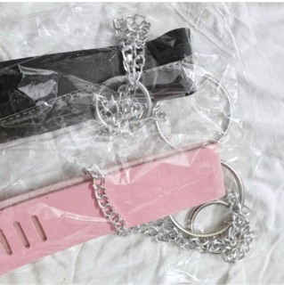 Choker // Dây da đeo cổ có xích.