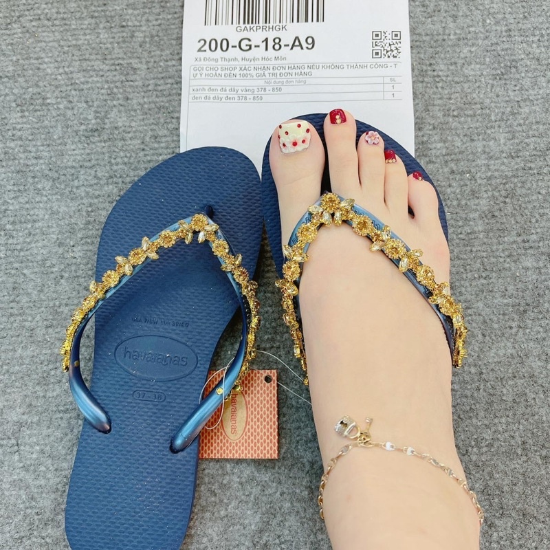 dép HVN trơn mix charm đá dây