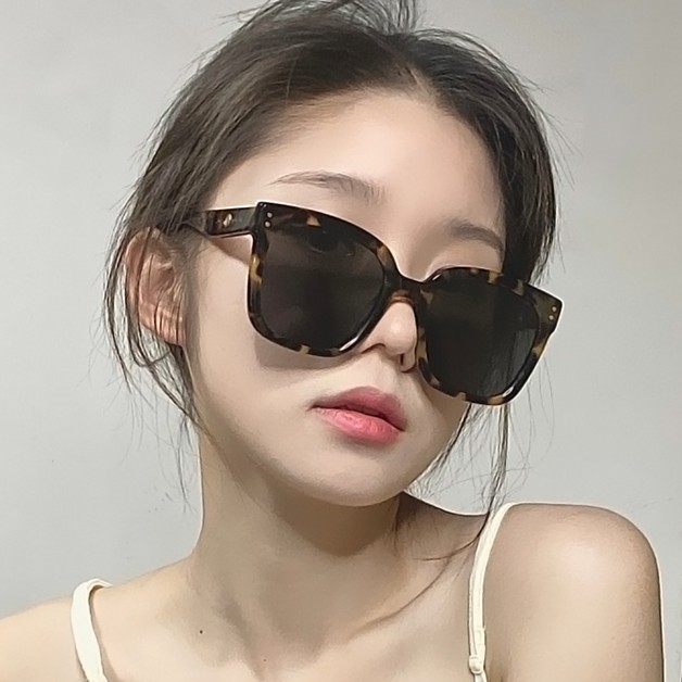 Kính mát gọng bản to phong cách thời trang cho nữ